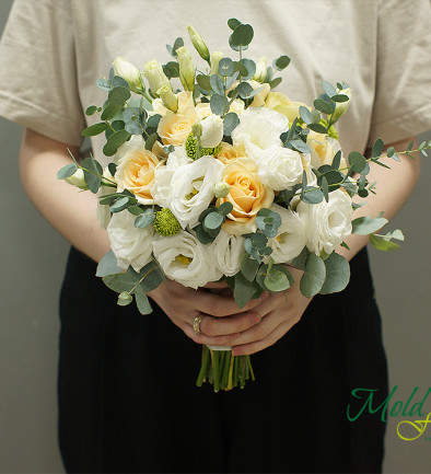 Букет невесты из кремовых роз и белой эустомы Фото 394x433